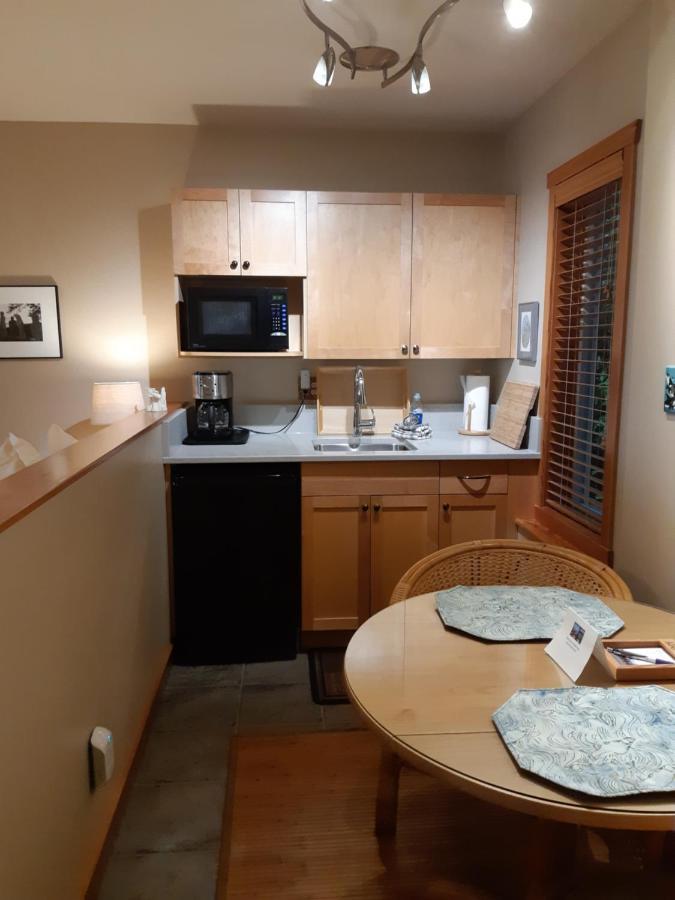 Reef Point Oceanfront Bed And Breakfast Юклулет Экстерьер фото