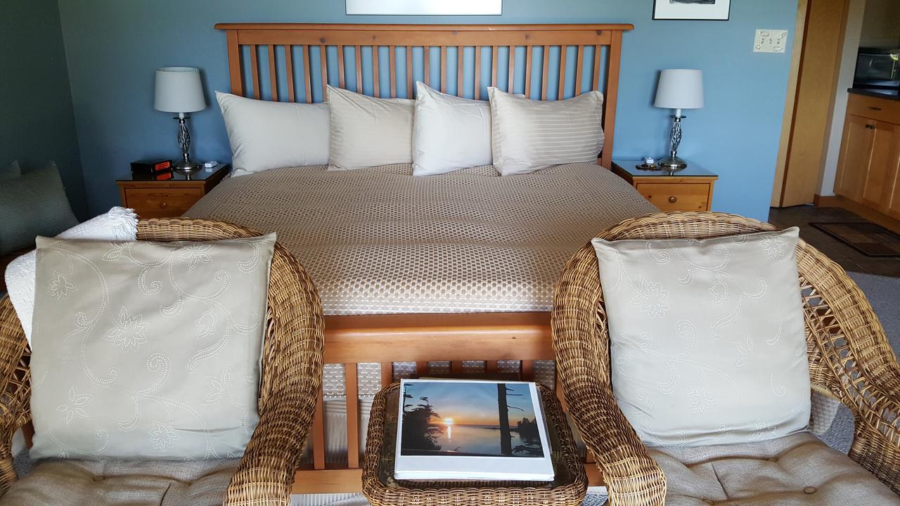 Reef Point Oceanfront Bed And Breakfast Юклулет Экстерьер фото