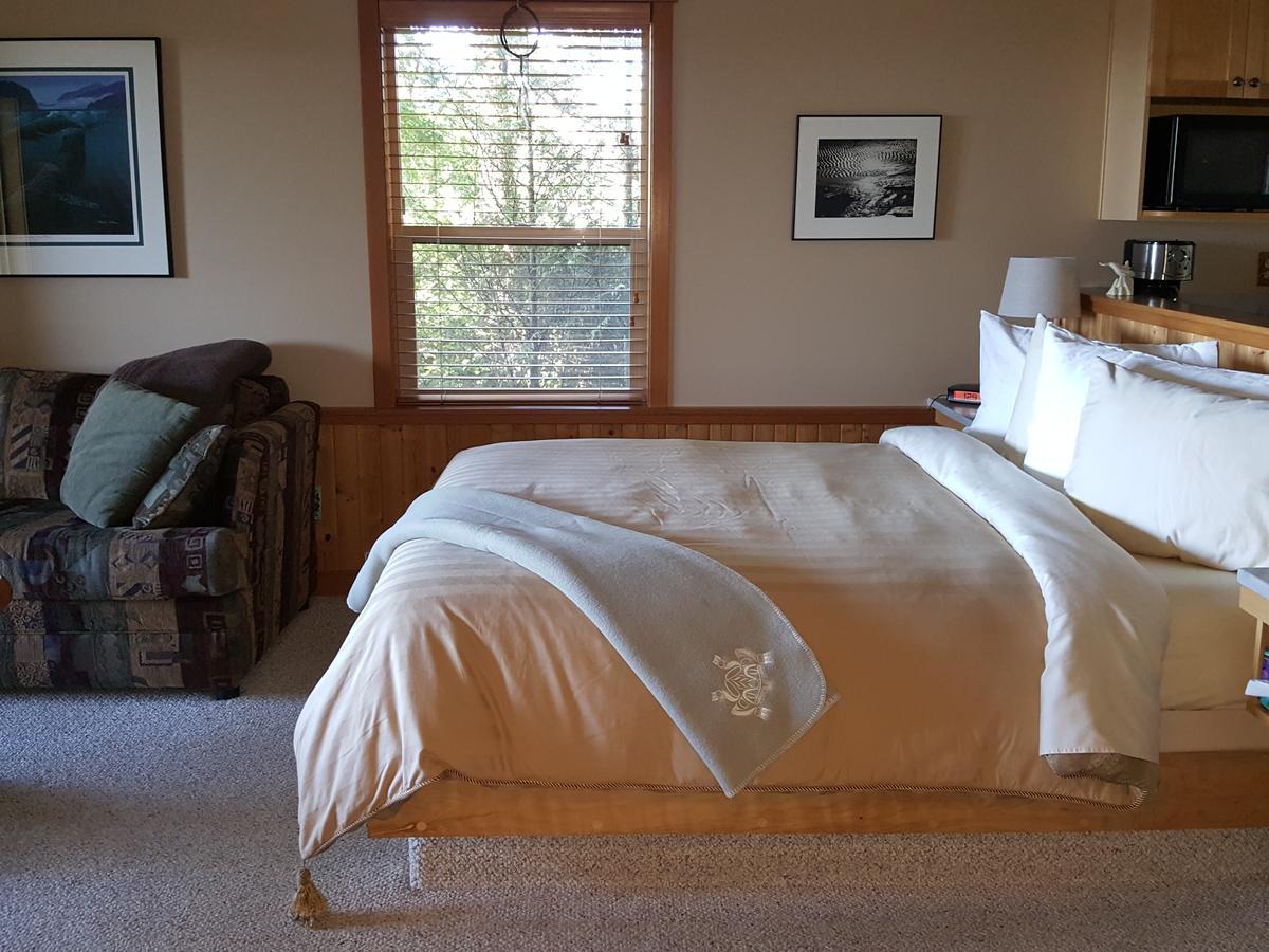 Reef Point Oceanfront Bed And Breakfast Юклулет Экстерьер фото