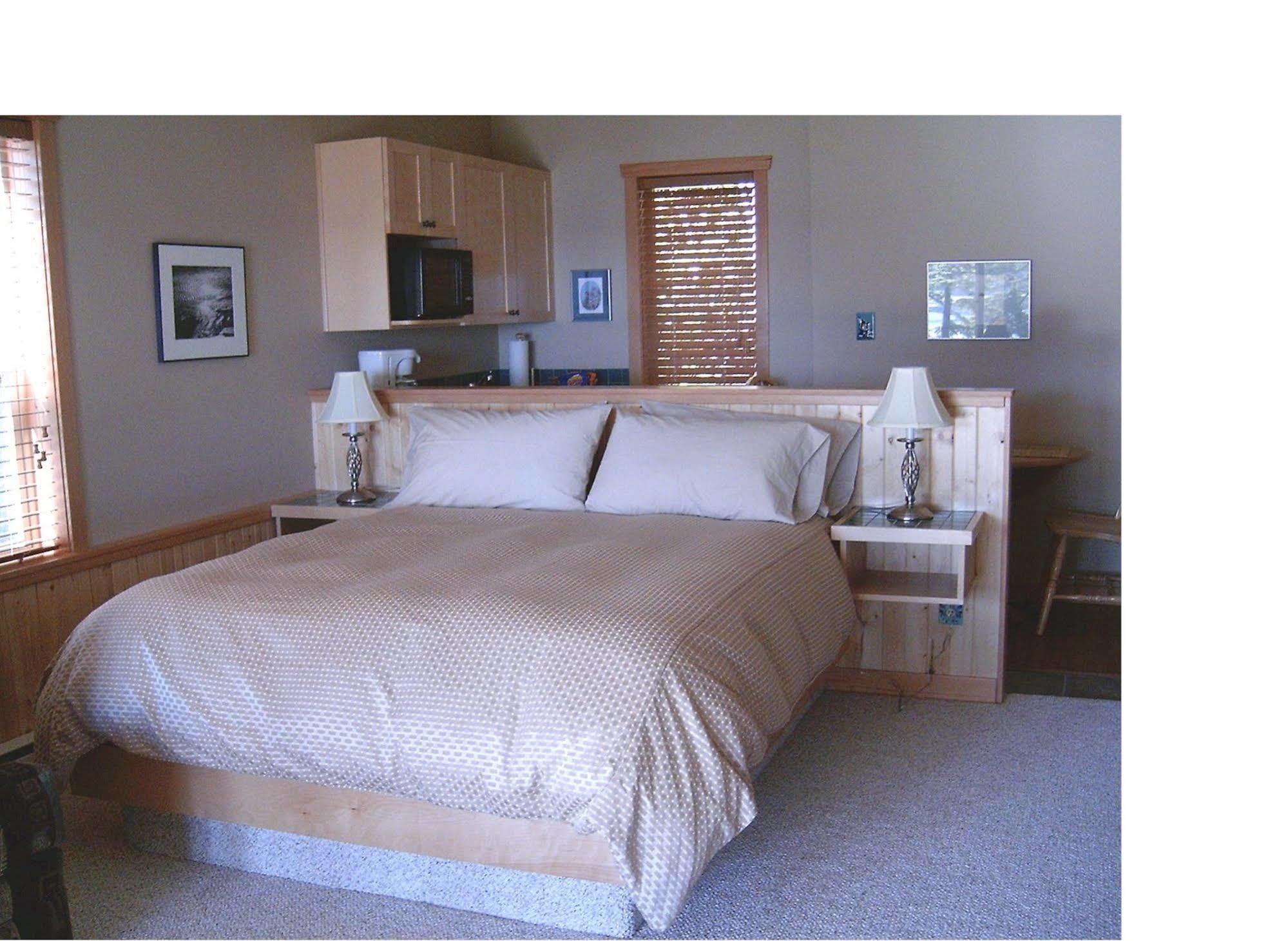 Reef Point Oceanfront Bed And Breakfast Юклулет Экстерьер фото